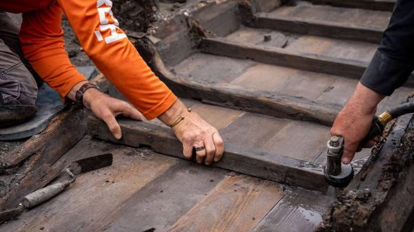 在佛罗里达州最古老的城市挖掘的工作人员偶然发现了一艘有几百年历史的沉船看到它