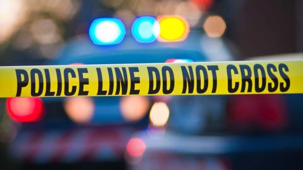 佐治亚州警方称，一名67岁的妇女被发现光着脚四处游荡，随后丈夫被发现死亡